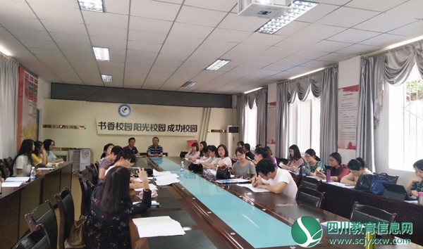 市实验学校邀请专家对英语教师进行培训