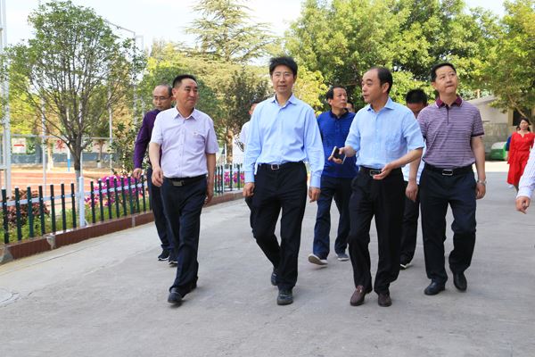 察看西宁中学校园环境.JPG