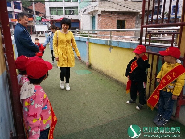 广安邻水县观音桥镇中心幼儿园加强校门口安全巡逻工作