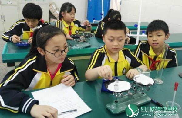 通川区第二小学举行“争当小实验家”科学实验操作技能大赛