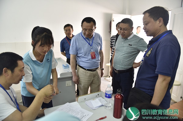 王廷明巡查市大河中学2019年初中实验操作考试