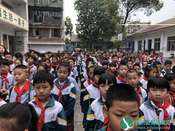 同学们专心听讲座.jpg