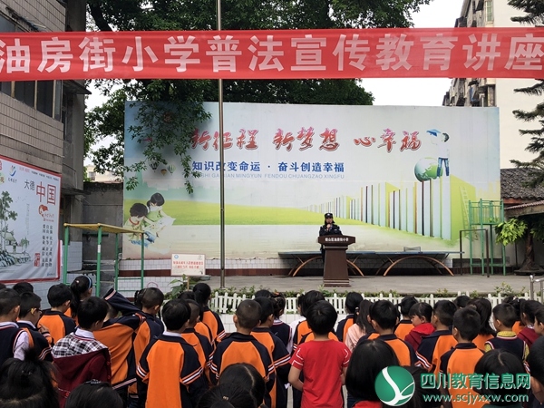 唐警官进行普法教育.jpg