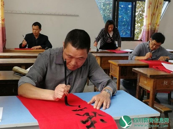 老师们在认真书写（毛笔）.jpg