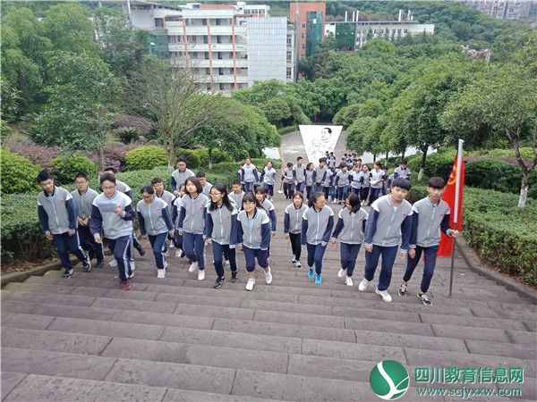 广安中学举行2019年新团员入团宣誓仪式