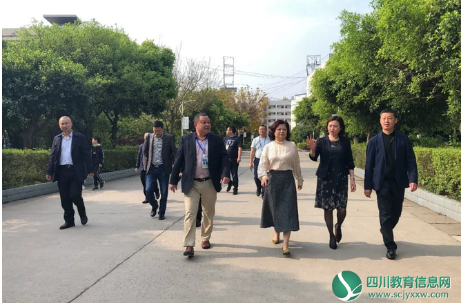 船山区副区长毛金花为遂宁六中高三教师加油鼓劲