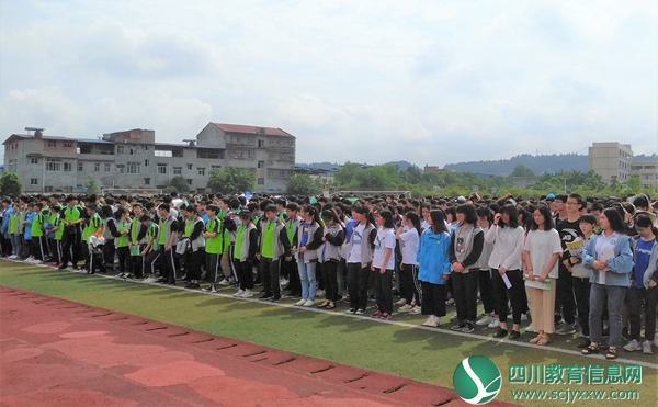 学生撤离到操场.jpg
