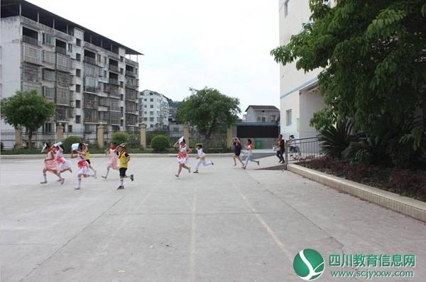 学生有序撤离教学楼2.jpg