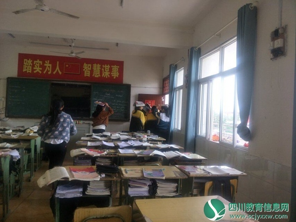 教室内有序撤离.jpg