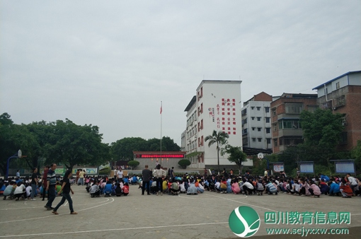 隆昌界市中心校开展消防演练