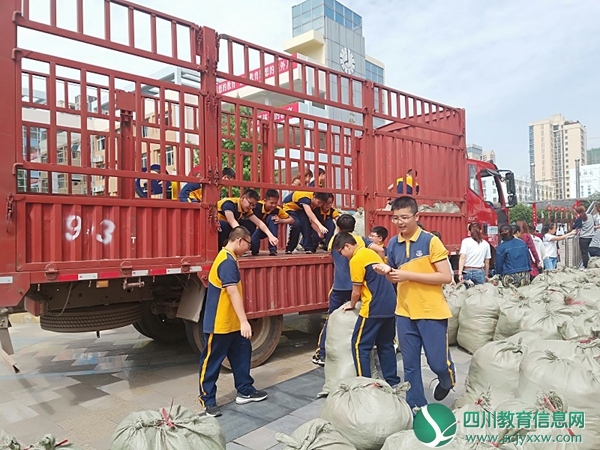 接受城区学校爱心衣物捐赠3.jpg