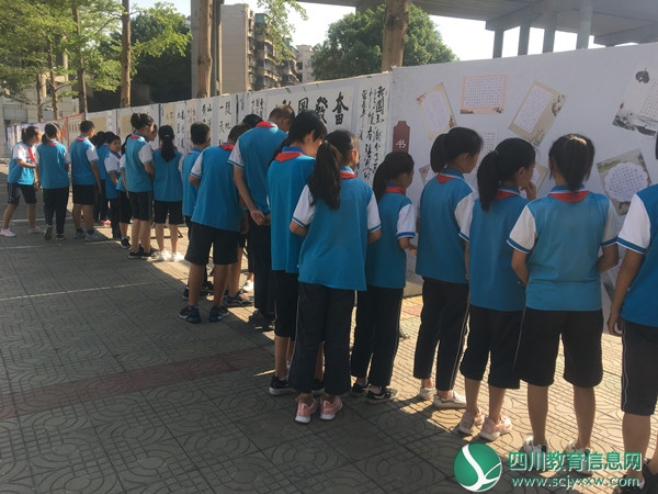 市实验学校举办“我为祖国点赞”书画展