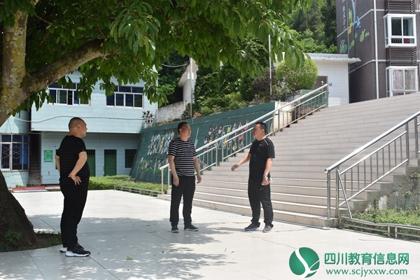 肖校长与吕局长就 学校发展问题进行亲切交流.JPG