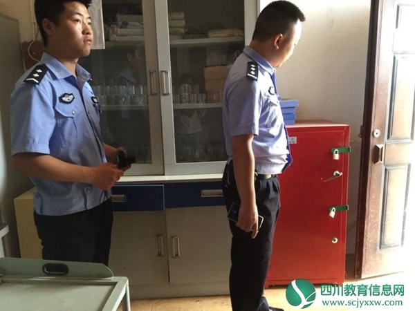 检查化学仪器保管室情况.jpg