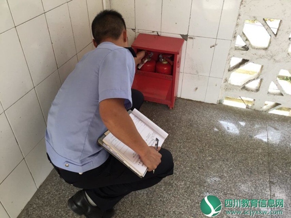 检查教学楼灭火器情况.jpg