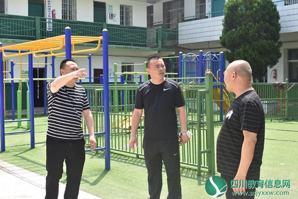 肖校长向领导介绍学校基础文化建设.JPG