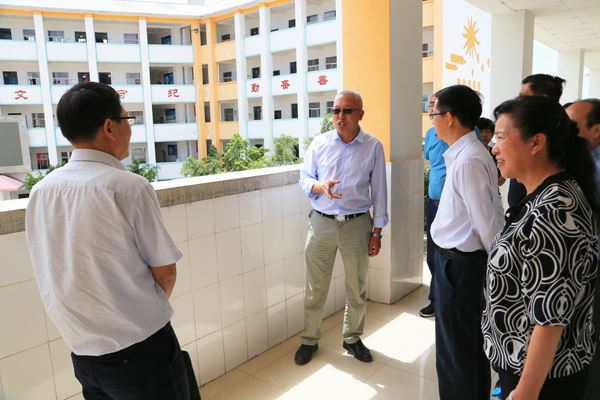 李东明一行在月华中学调研.JPG