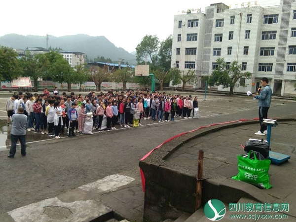 政教处负责人对活动做简要介绍.jpg