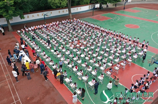 四川省内江市东兴区外国语小学开展百人书廉活动