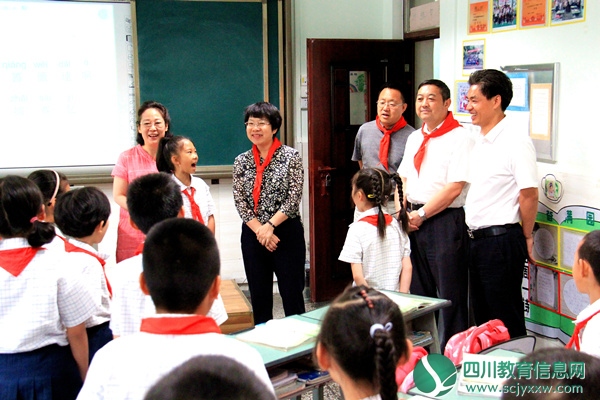马晓凤副市长与孩子们一起欢度“六一”