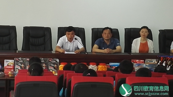 学校校长李和方总结讲话.jpg