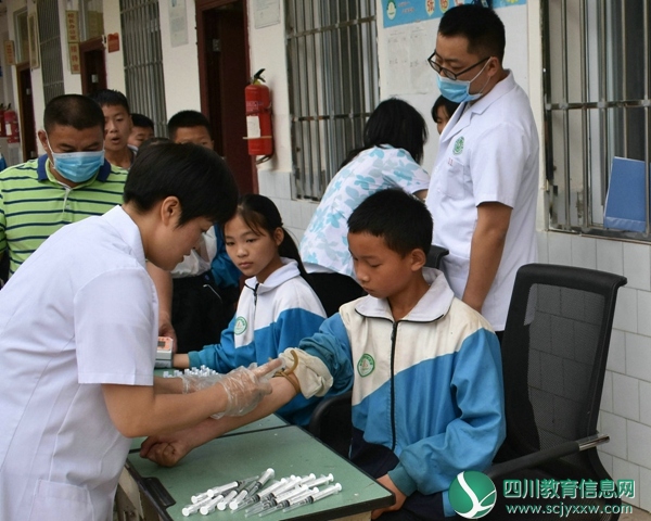 卫生院医务人员为安居区大坡初中学生开展健康体检活动