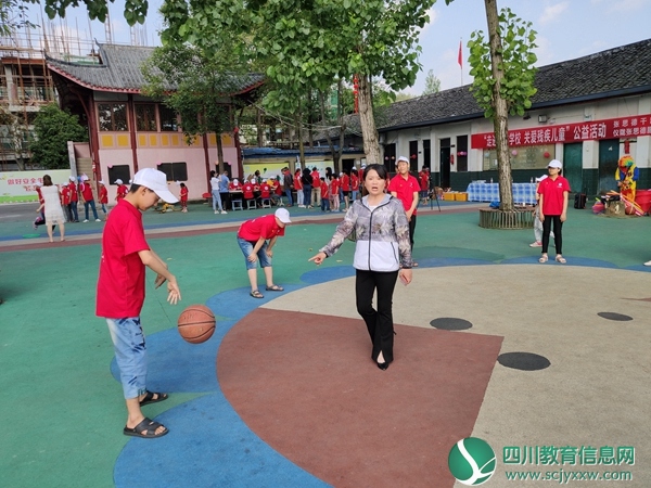 初中班的智障生与叔叔阿姨和老师们一起玩原地拍球比赛.jpg