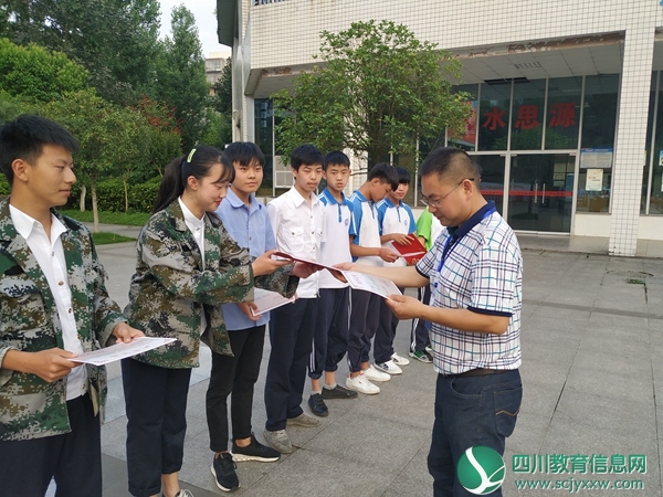 发放荣誉证书 IMG_20190523_190049.jpg