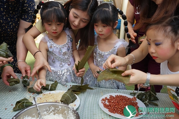 亲子包粽子.JPG