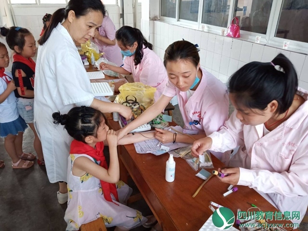 医务人员正在进行学生抽血检验项目.jpg
