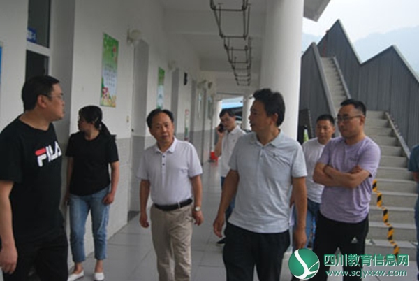 什邡市财政局副局长李柏林调研红白小学经费保障及学生资助工作