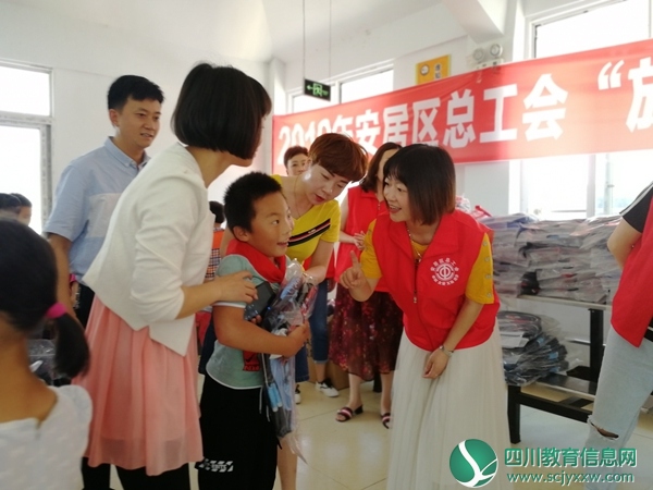 米凌副主席与残疾儿童肖自交谈图片.jpg