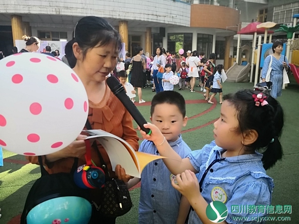 顺城街幼儿园大班开展新书签售会