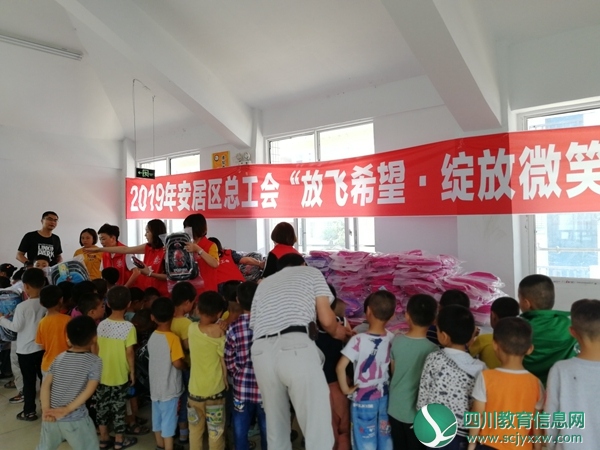 发放礼品图片3.jpg