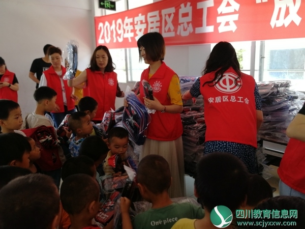 发放礼品图片4.jpg