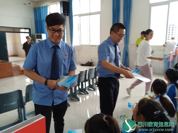 发放普法宣传资料  微信图片_20190610155455.jpg