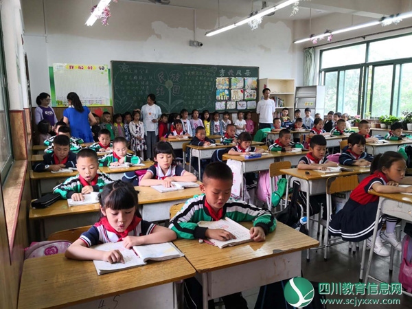 参观课堂教学.jpg