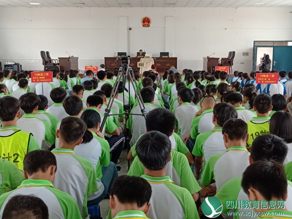 船山职校师生听取禁毒讲座  微信图片_20190610155848.jpg