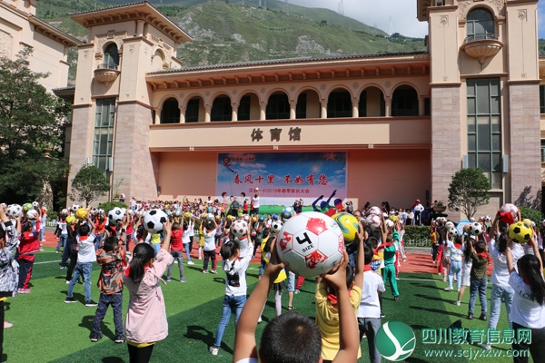 参观大课间活动.jpg