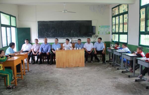 平昌县驷马小学：开展“关爱留守儿童 共筑一片蓝天”慰问活动