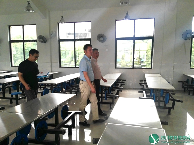 安居区教体局局长宋金声调研分水小学食堂工作