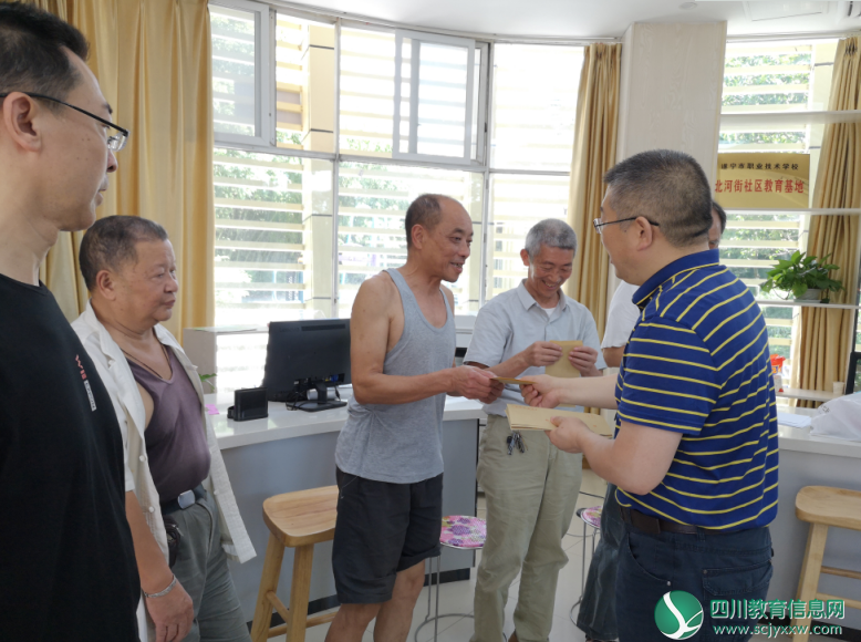 市教育体育局机关党委“七一”开展集中走访慰问活动