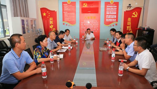 马廷贵一行与天立学校负责人座谈.JPG