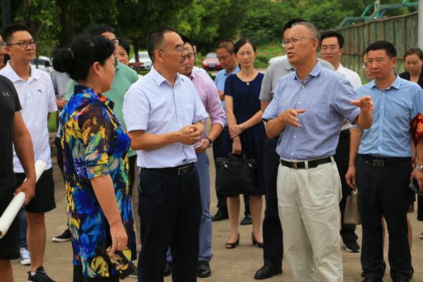 马廷贵对俊波外国语学校的扩建提出指导意见.JPG