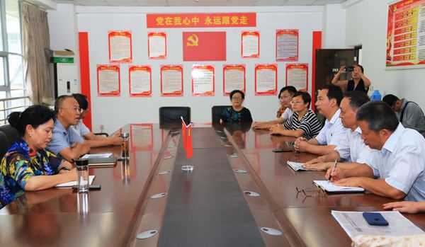 马廷贵一行与西昌一中负责人座谈.JPG
