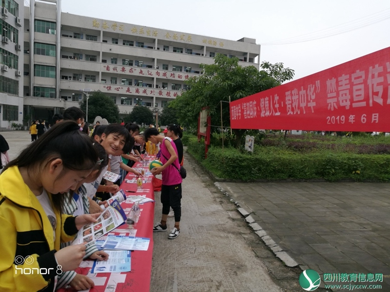 学生阅读禁毒宣传资料_副本.jpg