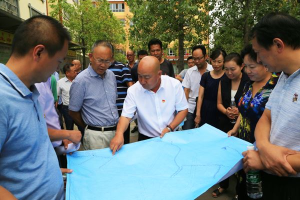 马廷贵听取水利部门对市民中等校截污管网建设的方案介绍.JPG