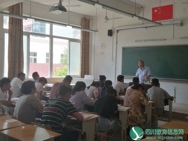 图7：王之斌老师给高中物理老师们做培训.jpg