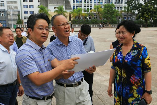 马廷贵了解西昌二中新大门建设方案并提出指导意见.JPG