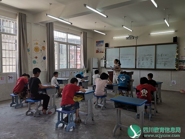 视残生（前排头埋很低）智障生考试.jpg